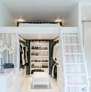 Un dressing avec lit en mezzanine