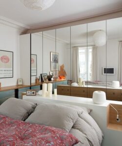 Dressing miroir dans une chambre