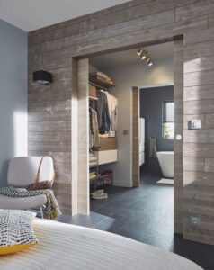 Un dressing dans une salle de bain