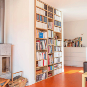 bibliothèque encastrée en bois sur mesure