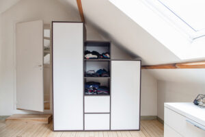 Un dressing sous pente-sur mesure grâce à notre configurateur en ligne