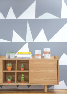 peinture mur graphique meuble en bois