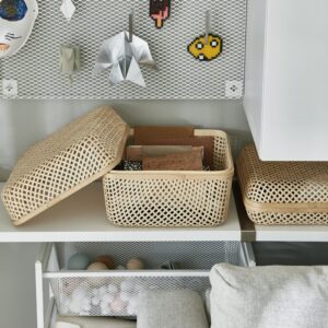 Optez pour des rangements en osier et cubes métalliques