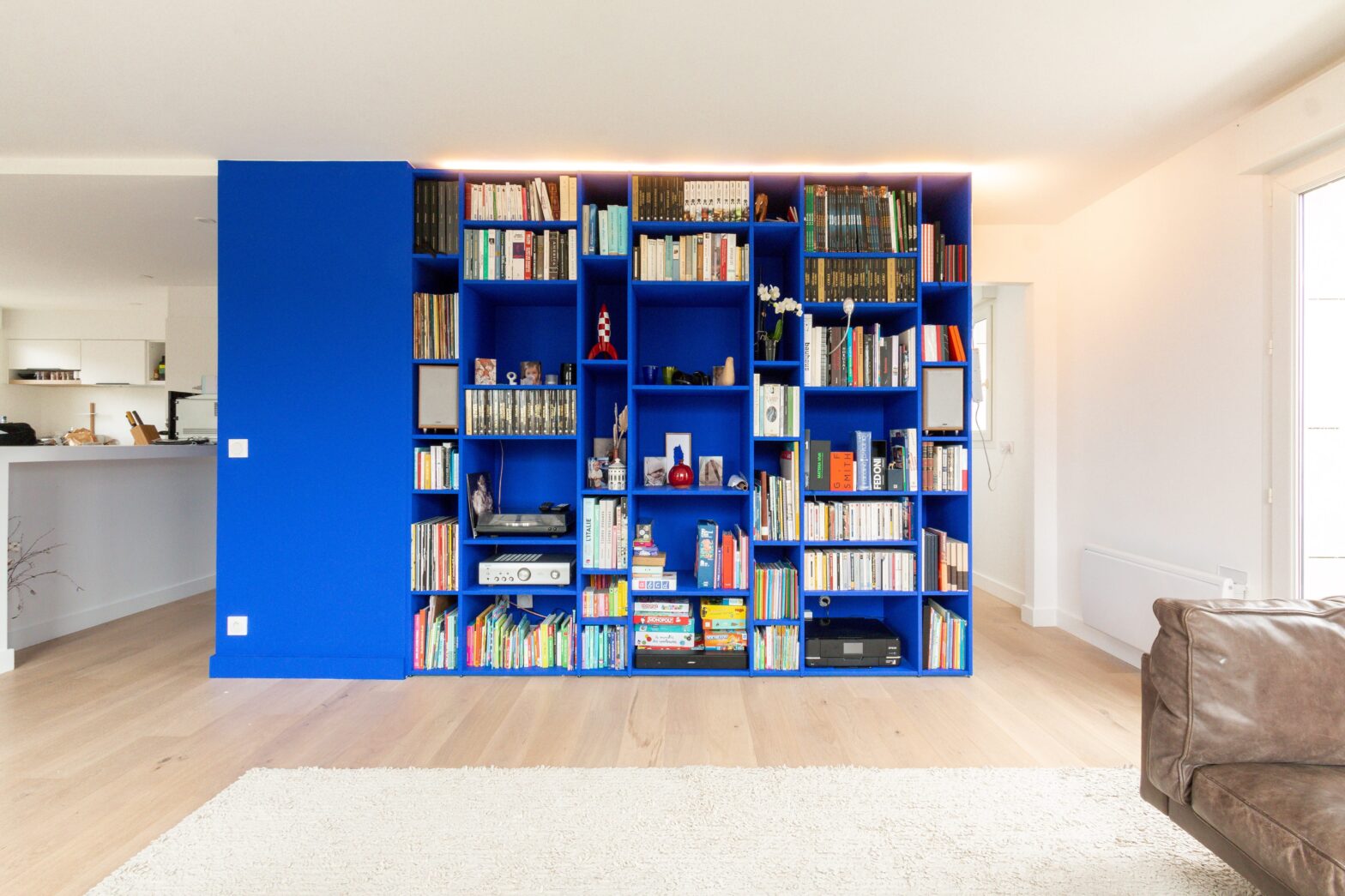 bibliothèque bleu klein vue de face meuble sur mesure