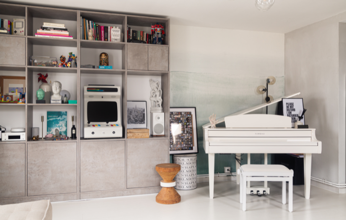 bibliothèque sur mesure effet béton piano blanc