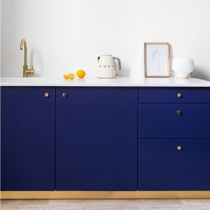 cuisine bleue bouilloire smeg lampe habitat